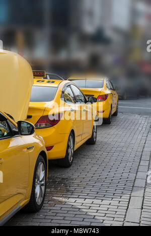 Gelbes Taxi auf dem Parkplatz in Istanbul Türkei Stockfoto