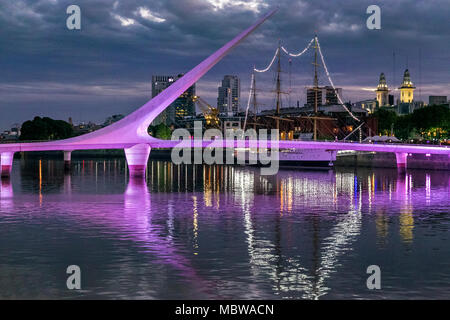 Brücke von Frau und Sarmiento Fregatte. Puerto Madero, Buenos Aires, Argentinien Stockfoto