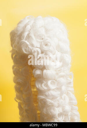 Richter perücke Zubehör auf gelbem Hintergrund. Stockfoto
