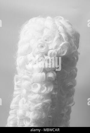 Richter perücke Zubehör juristische auf grauem Hintergrund. Stockfoto