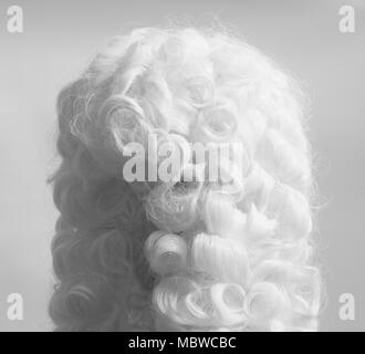 Richter perücke Zubehör juristische auf grauem Hintergrund. Stockfoto