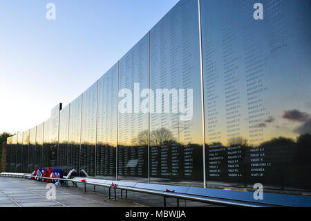 Die Schlacht um England Memorial, Capel-le-Ferne, Christopher Foxley-Norris Mauer der Erinnerung bei Sonnenuntergang. Kent. Die Namen der Piloten kämpfen. Royal Air Force Kränze Stockfoto