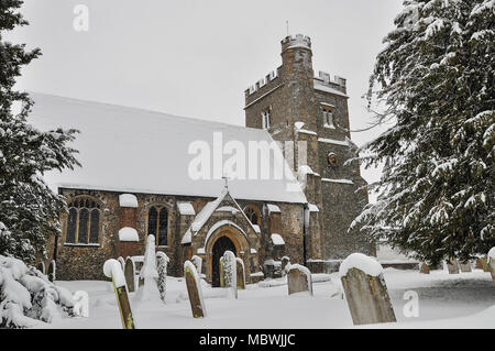 St. Peter und Paul Kirche, Farningham Dorf, Kent, bei starkem Schneefall im Winter. Farningham ist eine Gemeinde im Bezirk Sevenoaks Stockfoto