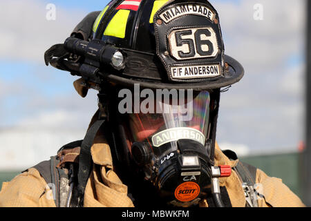 Curtis Anderson von der Dade Feuerwehr Hazmat Team, bereitet Eintrag zu machen während eines simulierten Masse chemischer Angriff bei einer gemeinsamen Übung von der Dade Feuerwehr und Homestead-Miami Speedway in Miami, Fla., Jan. 11, 2018 gehostet wird. Diese jte konzentrierte sich auf den Aufbau von Kapazitäten und der nahtlose Übergang zwischen den örtlichen Ersthelfern und die Unterstützung durch die Nationalgarde und aktiven Soldaten zur Verfügung gestellt. (U. S. Armee Foto von SPC. Samuel Brooks) Stockfoto