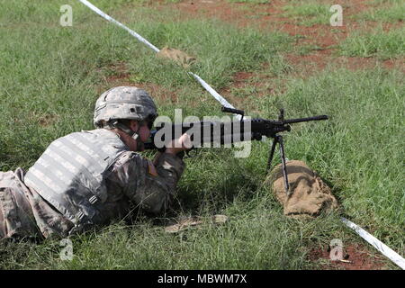 Cpl. Carly Brinson, ein Soldat an die Zentrale und Sitz der Batterie, 94th Army Air und Raketenabwehr Befehl null die Sehenswürdigkeiten auf ihr zugewiesene Gruppe automatische Waffe M249 Light Machine Gun bei Dichte Woche der Einheit Jan 8-11 gehalten zugeordnet. Die Ausbildung der Einheit Führung und Soldaten die Gelegenheit, ihre Waffen, Fähigkeiten und Kenntnisse über ihre zugewiesenen Gang Vertrauen zu stärken. Stockfoto