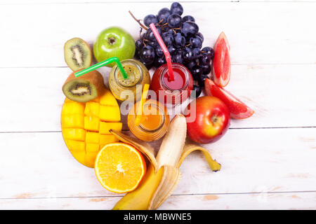 Zeile frische Säfte Smoothie drei Flaschen Rot Grün Gelb Farbe Früchte Wassermelonen Apple Kiwi Trauben Orange Mango Granatapfel Tropischen selektiven Fokus Stockfoto