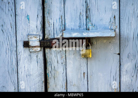 Alte Tür mit Metallschrank Stockfoto