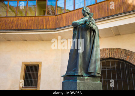Statue im Hof des Carolinum Gebäude der Karlsuniversität in Prag Stockfoto