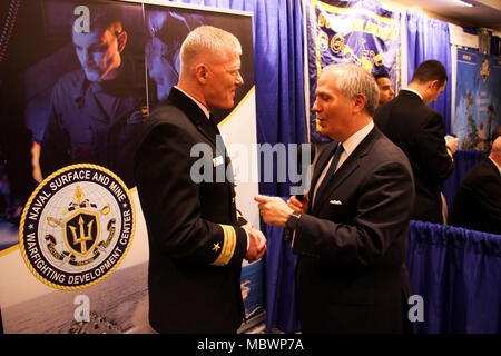 CRYSTAL CITY, Virginia (Jan. 11, 2018) Commander, Naval Oberfläche und Mine Warfighting Development Center (SMWDC) Hintere Adm. John Wade, gelassen, hört auf die Frage eines Reporters in einem Interview auf der 30. jährlichen Oberfläche Marine Association (SNA) Nationales Symposium. SMWDC ist einer von fünf der Marine Warfighting Entwicklungszentren und seine Mission ist die Letalität und taktischen Kenntnisse der Oberfläche tritt in allen Bereichen zu erhöhen. (U.S. Marine Foto von Leutnant Matthew A. Stroup/Freigegeben) Stockfoto