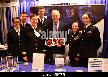 CRYSTAL CITY, Virginia (Jan. 11, 2018) der Sekretär der Marine Richard V. Spencer, Mitte, posiert für ein Foto mit Kriegsführung Taktiken Ausbilder (WTI) an die Marineschule Oberfläche und Mine Warfighting Development Center auf der 30. jährlichen Oberfläche Marine Association (SNA) Nationales Symposium zugeordnet. SMWDC ist einer von fünf der Marine Warfighting Entwicklungszentren und seine Mission ist die Letalität und taktischen Kenntnisse der Oberfläche tritt in allen Bereichen zu erhöhen. (U.S. Marine Foto von Leutnant Matthew A. Stroup/Freigegeben) Stockfoto