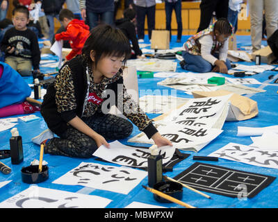 Ein Kind wählt ihr Liebling zeichnen Sie für die US-japanischen Joint Kalligraphie Ereignis gemacht. "Kakizome" an Waki Stadt, Japan, Jan. 6, 2018. Während des schreiben Teil der Veranstaltung Teilnehmer gemalte Wörter wie "Freund" und "Bond" als eine Möglichkeit, die beiden Kulturen aus der ganzen Welt zusammen. Sie erhielten auch Ihre bevorzugten Kalligraphie Malerei auf einer Wand, die mit jeder anwesend betrachtet werden. "Kakizome" ist eine Tradition der Japaner in jeweils zu Beginn des Jahres zu beteiligen, und es ähnelt, was in der westlichen Hemisphäre als Auflösung des neuen Jahres bekannt ist. (U.S. Marine Corps p Stockfoto