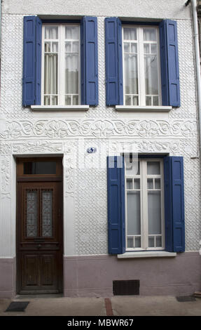 Schöne pargetting, die Fassade eines Hauses in Prades, Languedoc-Roussillon, Aude, Frankreich Stockfoto