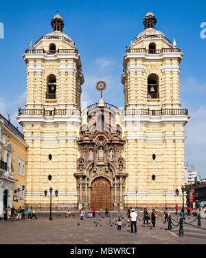 LIMA, PERU - 10. MAI 2015: Kloster von San Francisco ist in Lima, Peru Stockfoto