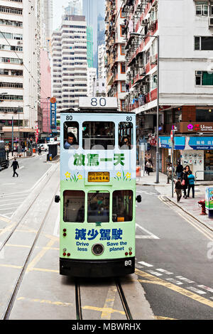 HONG KONG - 21. Februar: Straßenbahn mit Werbung im Hennessy Road Road Show bietet Anzeigen für die Fahrgäste der öffentlichen Träger auf Feb. Stockfoto