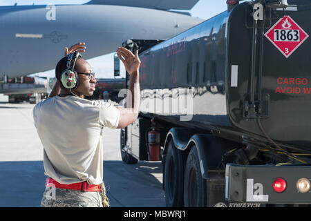 Papst Army Airfield, N.C. - Einen Flieger von der 437th Airlift Wing an Joint Base Charleston, S.C., führt eine 43 d AIr Base Squadron tanklaster als, die es sichert während der Gemeinsamen airdrop Ausbildung auf Grün Rampe hier Jan. 10, 2018 Zu einem C-17 Globemaster III. Die 437Th AW fliegt regelmäßig Schulungen und reale Missionen von Papst. Die 43d Abs ist Teil der 43 d Air Mobility Operations, ein Air Mobility Command Einheit hier, die Luftbrücke Schulung und reale Vorgänge für Armee und Luftwaffe konventionelle und Special Operations Units in Fort Bragg, bewegen Millionen von Pfund an Cargo und Th Stockfoto