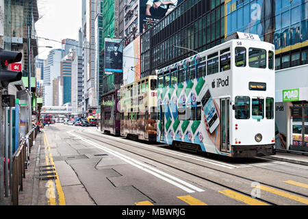 HONG KONG - 21. Februar: Doppelte Straßenbahnen mit Werbung im Hennessy Road Road Show bietet Anzeigen für die Fahrgäste der öffentlichen Träger auf Fe Stockfoto