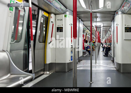 Hongkong - 22. Februar: die U-Bahn am Februar 22, 2012 in Hongkong. Über 90 % der täglichen Reisenden die Benutzung der öffentlichen Verkehrsmittel. Die den höchsten Rang Stockfoto