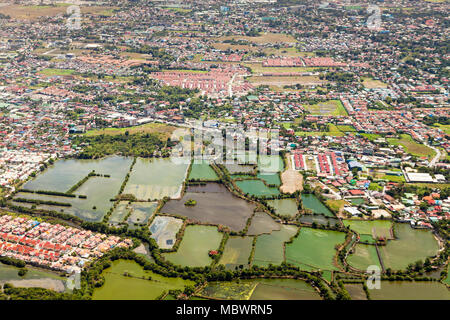 Manila Vorort, Blick aus dem Flugzeug, Philippinen Stockfoto