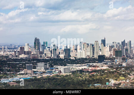 MANILA, Philippinen - 24. Februar: Skyline von Makati am Februar, 24, 2013, Manila, Philippinen. Makati ist ein Finanzplatz von Manila City mit höchster Stockfoto