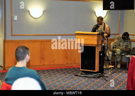 Reverend Peggy M. Williams mit dem Berg Zion Baptist Church von Madison, Wis., gibt Ihrer Präsentation während der Installation die Einhaltung von Martin Luther King Jr. Day am 31.01.11, 2018, am Fort McCoy, Wis Williams, ein Eingeborener von Greenville, Ala., promovierte im Dienst in der christlichen Gemeinschaft Entwicklung und einen Master-Abschluss der Göttlichkeit aus dem Norden Baptistischen Theologischen Seminary-Lombard, Illinois Williams diente als der empfohlene Gastredner für die Veranstaltung. (U.S. Armee Foto von Scott T. Sturkol, Public Affairs Office, Fort McCoy, Wis.) Stockfoto