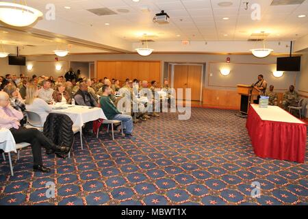 Reverend Peggy M. Williams mit dem Berg Zion Baptist Church von Madison, Wis., gibt Ihrer Präsentation während der Installation die Einhaltung von Martin Luther King Jr. Day am 31.01.11, 2018, am Fort McCoy, Wis Williams, ein Eingeborener von Greenville, Ala., promovierte im Dienst in der christlichen Gemeinschaft Entwicklung und einen Master-Abschluss der Göttlichkeit aus dem Norden Baptistischen Theologischen Seminary-Lombard, Illinois Williams diente als der empfohlene Gastredner für die Veranstaltung. (U.S. Armee Foto von Scott T. Sturkol, Public Affairs Office, Fort McCoy, Wis.) Stockfoto