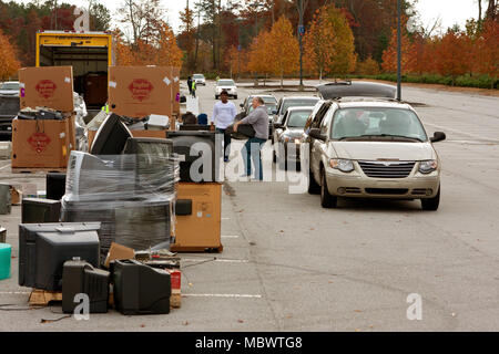 Autos Linie bis zur Rückgabe Produkte recycelt, an der Gwinnett County America Recycles Day, am 23. November, 2013 in Lawrenceville, GA. Stockfoto