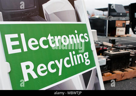 Ein 'Electronics Recycling' Zeichen Menschen sagt, wo alte Computer Vorbeibringen, etc. zu einem recycling Event am 23. November 2013 in Lawrenceville, GA. Stockfoto