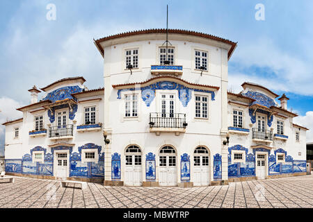 AVEIRO, PORTUGAL - 02. Juli: Aveiro Bahnhof dekoriert mit AZULEJO am Juli 02, 2014 in Aveiro, Portugal Stockfoto