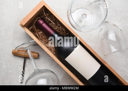 Cabernet Wein noch Leben: eine Flasche in Holz bei Gläser und Korkenzieher. Stockfoto