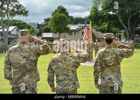 Col Shannon Lucas (Mitte), Kommandant der 8. Military Police Brigade, 8 Theater Sustainment Command, amtiert die Übertragung der Verantwortung von Command Sgt. Maj. Teresa Duncan zu Command Sgt. Maj. William Mayfield auf Schofield Barracks" Hamilton Feld Januar 9. (U.S. Armee Foto von Sgt. 1. Klasse John Brown, 8. Militärische Polizei Feuerwehr der öffentlichen Angelegenheiten) Stockfoto