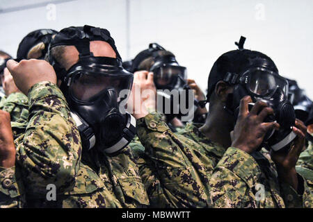 180110-N-IY 633-004 GREAT LAKES, Illinois (Jan. 10, 2018) Praxis Rekruten entfernen M-50 Gasmasken bei der grundlegenden chemischen, biologischen und radiologischen Verteidigung (CBR-D) Ausbildung an der USS Chief Training Service am Training Befehl Rekrutieren (RTC). Rekruten Praxis CBR-D durch das praktische Lernen, was bedeutet, dass Rekruten "Zug wie wir kämpfen". USS Chief's Personal von Fachexperten verbringen mehrere Tage Training Rekruten, die Themen reichen von grundlegenden damage control equipment bis zu fortgeschrittenen Techniken der Brandbekämpfung an Bord. Über 30.000 bis 40.000 Rekruten Absolvent jährlich von der Marine nur Stockfoto