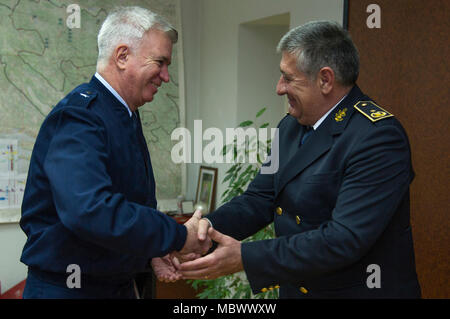 Us Air Force Brig. Gen. Robert Huston, NATO-Hauptquartier Sarajevo Commander, Münzen Brig. Gen. Radovan Ilic, 6 Infanterie Brigade der Streitkräfte von Bosnien und Herzegowina, Commander, Jan. 11, 2018 Kozara Kaserne, Banja Luka, Bosnien und Herzegowina. Die NATO Senior Leader met mit mehreren AFBiH Führungskräfte der AFBiH Bereitschaft, Herausforderungen zu lernen und unterstreichen das Engagement der NATO AFBiH zu unterstützen. (U.S. Air Force Foto: Staff Sgt. Amber Sorsek) Stockfoto