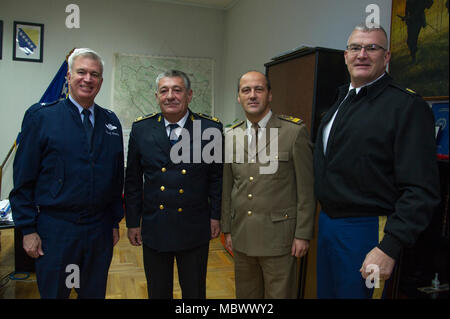 Us Air Force Brig. Gen. Robert Huston, NATO-Hauptquartier Sarajevo Commander und U.S. Army Command Sergeant Major Steven Shepherd, NATO-Hauptquartier Sarajevo's Senior Leader angeworben, Treffen mit Streitkräften Bosnien und Herzegowina Führungskräfte Jan. 11, 2018, Banja Luka, Bosnien und Herzegowina. Brig. Gen. Radovan Ilic ist die 6 Infanterie Brigade der AFBiH handeln Commander und Command Sergeant Major Dusko Milakovic ist die 6 Infanterie Brigade der AFBiH senior angeworben. (U.S. Air Force Foto: Staff Sgt. Amber Sorsek) Stockfoto