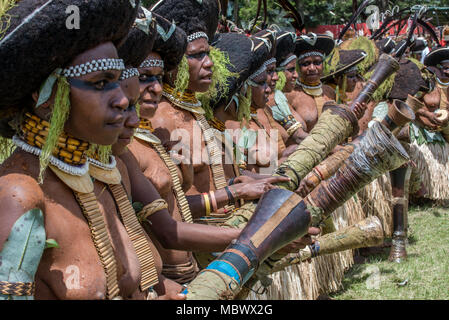 Eine Gruppe von Suli Muli Frauen von Enga mit runden das menschliche Haar Kopfbedeckungen, Mount Hagen Show, Papua-Neuguinea Stockfoto