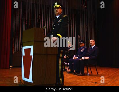 Generalmajor Andrew S. Schafer jr., 28 Infanterie Division Commander, Adressen der rund 500 Soldaten mit 28 Infanterie Division Hauptsitz und Sitz Bataillon, Pennsylvania National Guard, die von ihren Familien verbunden wurden und in einer Zeremonie 13 geehrt, wie sie sich vorbereiten, Abzuweichen für eine Bereitstellung in den Nahen Osten zur Unterstützung der Operation Spartan Schild (OSS). Auch in Anwesenheit von Links nach Rechts, Armee Kaplan (Lt. Col.) Peter Lawson, Generalmajor Anthony Carrelli, Pennsylvania Adjutant General und Gouverneur von Pennsylvania Tom Wolf. (U.S. Army National Guard Foto von Sgt. Zan Stockfoto