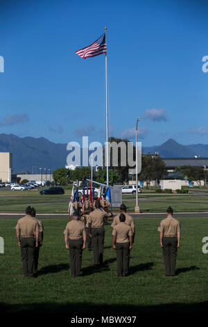 Us-Marines mit der feierlichen Mitarbeiter Bericht an den Adjutanten des Hauptquartiers Bataillon, Marine Corps Base Hawaii Relief und Ernennung Zeremonie, Jan. 12, 2018. Sgt. Maj. Robert C. Ixtlahuac erleichtert, Sgt. Maj. Phillip J. Billiot als Sergeant Major für Zentrale Bataillon, Marine Corps Base Hawaii. (U.S. Marine Corps Foto von Sgt. Alex Kouns) Stockfoto