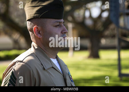 Us Marine Corps Sgt. Maj. Robert C. Ixtlahuac, auf-kommenden Sergeant Major, Sitz Bataillon, Marine Corps Base Hawaii, steht an der Stelle der Aufmerksamkeit, Jan. 12, 2018. Sgt. Maj. Robert C. Ixtlahuac erleichtert, Sgt. Maj. Phillip J. Billiot als Sergeant Major für Zentrale Bataillon, Marine Corps Base Hawaii. (U.S. Marine Corps Foto von Sgt. Alex Kouns) Stockfoto