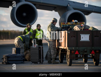 180108-N-YO 638-123 AMARI AIR BASE, Estland (Jan. 8, 2018) - in den USA und der Estnischen Flieger arbeiten zusammen, um die Lieferungen aus einem C-5 Galaxy Flugzeug zur Unterstützung der Theater Security Package 18.1, 8. Januar 2018 zu entladen. Diese TSP unterstreicht die Fähigkeit der US-Kampfflugzeuge in Unterstützung unserer Partner und Verbündeten in Europa und auf der ganzen Welt bereitzustellen. (DoD Foto von MC3 Cody Hendrix/Freigegeben) Stockfoto