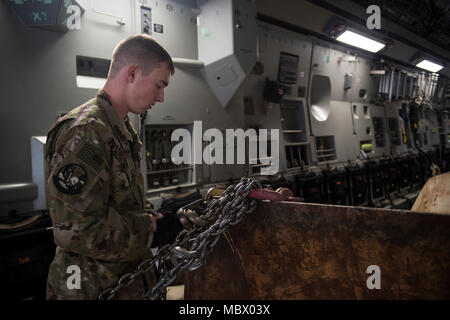 Antenne Transport team Personalarbeit Cargo von der US Air Force C-17 Globemaster III bei Bagram Air Field, Afghanistan, Jan. 11, 2018 zu entladen. Der C-17 ist in der Lage, rasche strategische Bereitstellung von Truppen und alle Arten von Fracht zu Grundlagen der gesamten US Central Command Verantwortungsbereich. (U.S. Air Force Foto von Tech. Sgt Gregory Bach) Stockfoto