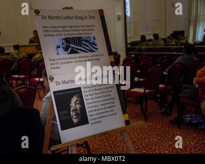 ANSBACH, Deutschland - ein Poster über die bundesweiten Feiertag zu Ehren von Dr. Martin Luther King, Jr. begrüßt Besucher der jährlichen der U.S. Army Garrisons Ansbach Beachtung, die seinen Namen trägt. Das Symposium wird gemeinsam mit den 12 Combat Aviation Brigade jedes Jahr und findet in der Von-Steuben Community Center auf Bismarck Kaserne. (U. S. Armee Foto von visuellen Informationen Spezialist Eugen Warkentin). Stockfoto