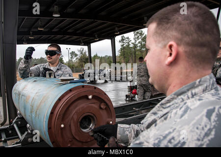 Staff Sgt. John Beeson, 23 d Maintenance Squadron (MXS) Munition Inspector, rechts, jagt eine Scharfschaltung Kabel durch den Kabelkanal eines Joint Direct Attack Munition zu älteren Flieger Koal Allen, 23d MXS storage Facharbeiter, Jan. 11, 2018, bei Moody Air Force Base, Ga. Die 23d MXS ein Kampf Munition Klasse gewöhnen zu helfen und die Bereitschaft, Ihre Flieger gut in einer bereitgestellten Umgebung durchführen zu verbessern. (U.S. Air Force Foto von Airman Eugene Oliver) Stockfoto