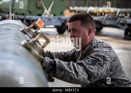 Staff Sgt. John Beeson, 23 d Maintenance Squadron (MXS) Munition Inspector, schiebt einen Joint Direct Attack Munition, Jan. 11, 2018, bei Moody Air Force Base, Ga. Die 23d MXS ein Kampf Munition Klasse gewöhnen zu helfen und die Bereitschaft, Ihre Flieger gut in einer bereitgestellten Umgebung durchführen zu verbessern. (U.S. Air Force Foto von Airman Eugene Oliver) Stockfoto