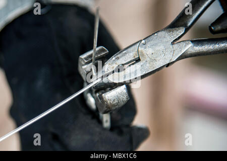 Staff Sgt. John Beeson, 23 d Maintenance Squadron (MXS) Munition Inspector, schneidet einen Draht, Jan. 11, 2018, bei Moody Air Force Base, Ga. Die 23d MXS ein Kampf Munition Klasse gewöhnen zu helfen und die Bereitschaft, Ihre Flieger gut in einer bereitgestellten Umgebung durchführen zu verbessern. (U.S. Air Force Foto von Airman Eugene Oliver) Stockfoto