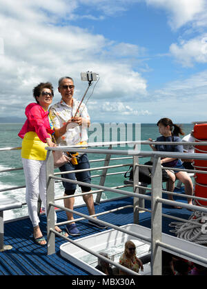 Ein Paar der chinesischen Touristen eine selfie während der Kreuzfahrt am Great Barrier Reef, Far North Queensland, Queensland, FNQ, Australien Stockfoto