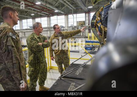 Fleet Master Chief (SS/SW) Crispian Addington, europäische Soldaten den Befehl Senior Leader Touren die 352 d Special Operations Wing und trifft mit Staats- und Regierungschefs und Flieger bei seinem Besuch in RAF Mildenhall, 10 Jan., 2018. Fleet Master Chief Addington sprach über die Bedeutung der richtigen Wartung und Sicherheit Protokolle der Erfolg der Mission zu gewährleisten Flieger. Stockfoto