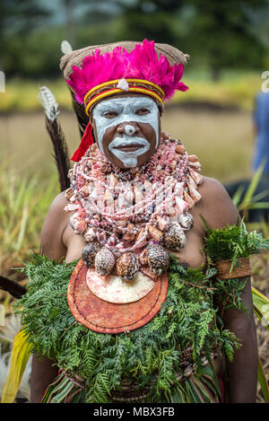 Porträt einer Frau mit Tracht und Kinderschminken, Mount Hagen Show, Papua-Neuguinea Stockfoto