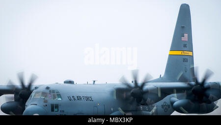 Eine C-130 H Taxis durch den Nebel nach der Ankunft in Eglin Air Force Base, Fla., Jan. 11. Luftwaffe erste voll aufgerüstet C-130H ist hier für Test und Evaluierung auf die neue modifizierte Propeller und Motoren. (U.S. Air Force Foto/Samuel King Jr.) Stockfoto