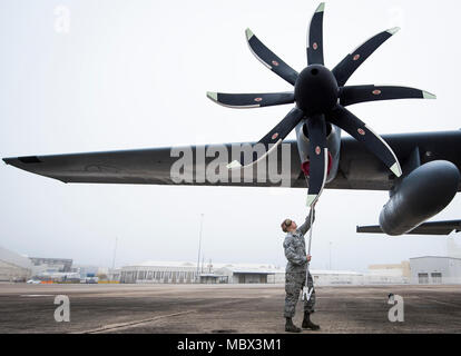 Staff Sgt. Ethan Mulhern, 153 Airlift Wing Maintainer, Orte ein Deckel über ein C-130 H Luftansaugkrümmer des Motors nach der Ankunft in Eglin Air Force Base, Fla., Jan. 11. Luftwaffe erste voll aufgerüstet C-130H ist hier für Test und Evaluierung auf die neue modifizierte Propeller und Motoren. (U.S. Air Force Foto/Samuel King Jr.) Stockfoto