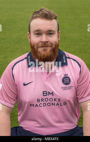 London, Großbritannien. 11 Apr, 2018. Paul Stirling von Middlesex County Cricket Club in der pink Vitalität T20 Kit. Quelle: David Rowe/Alamy leben Nachrichten Stockfoto