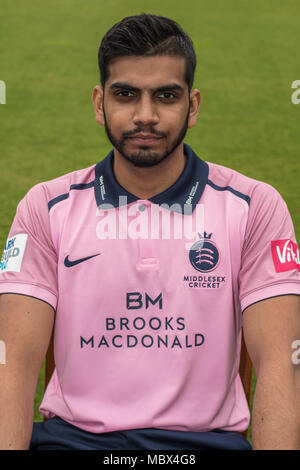 London, Großbritannien. 11 Apr, 2018. Ravi Patel von Middlesex County Cricket Club in der pink Vitalität T20 Kit. Quelle: David Rowe/Alamy leben Nachrichten Stockfoto